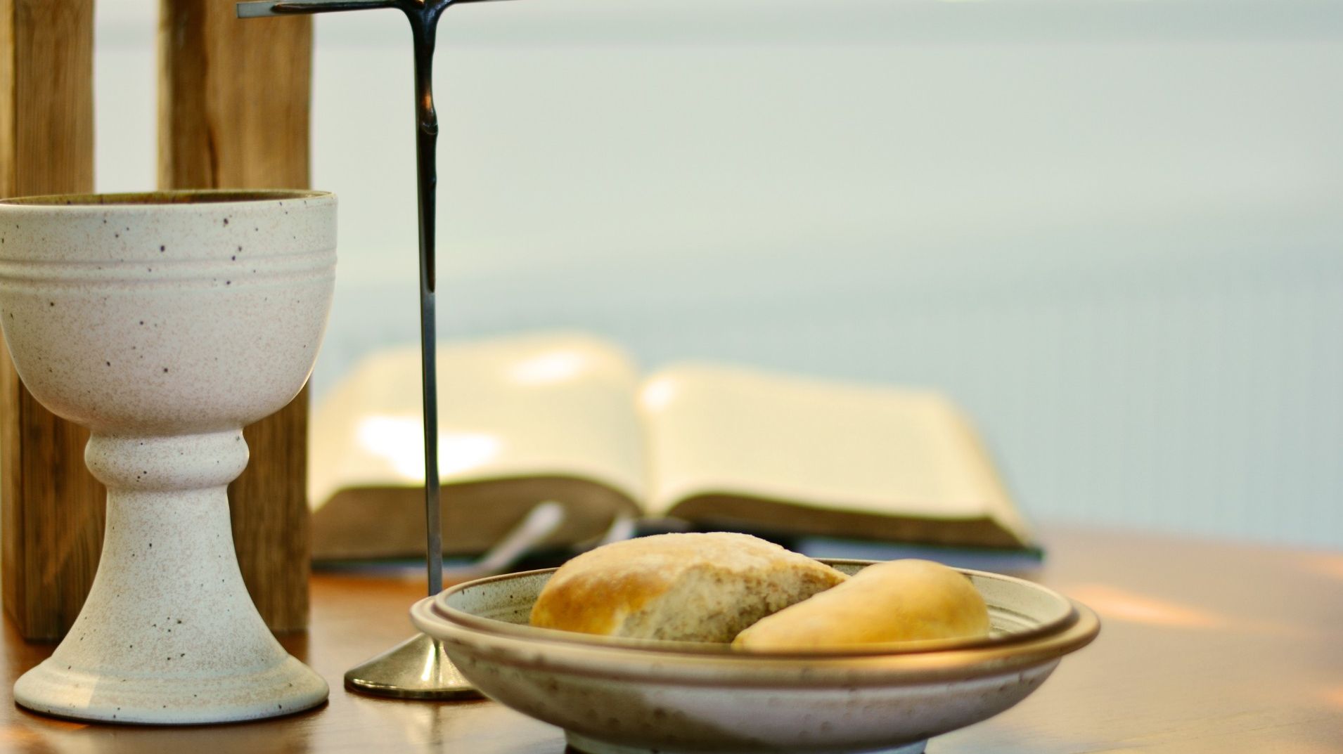 Symbolbild für Gottesdienste. Brot und Wein.