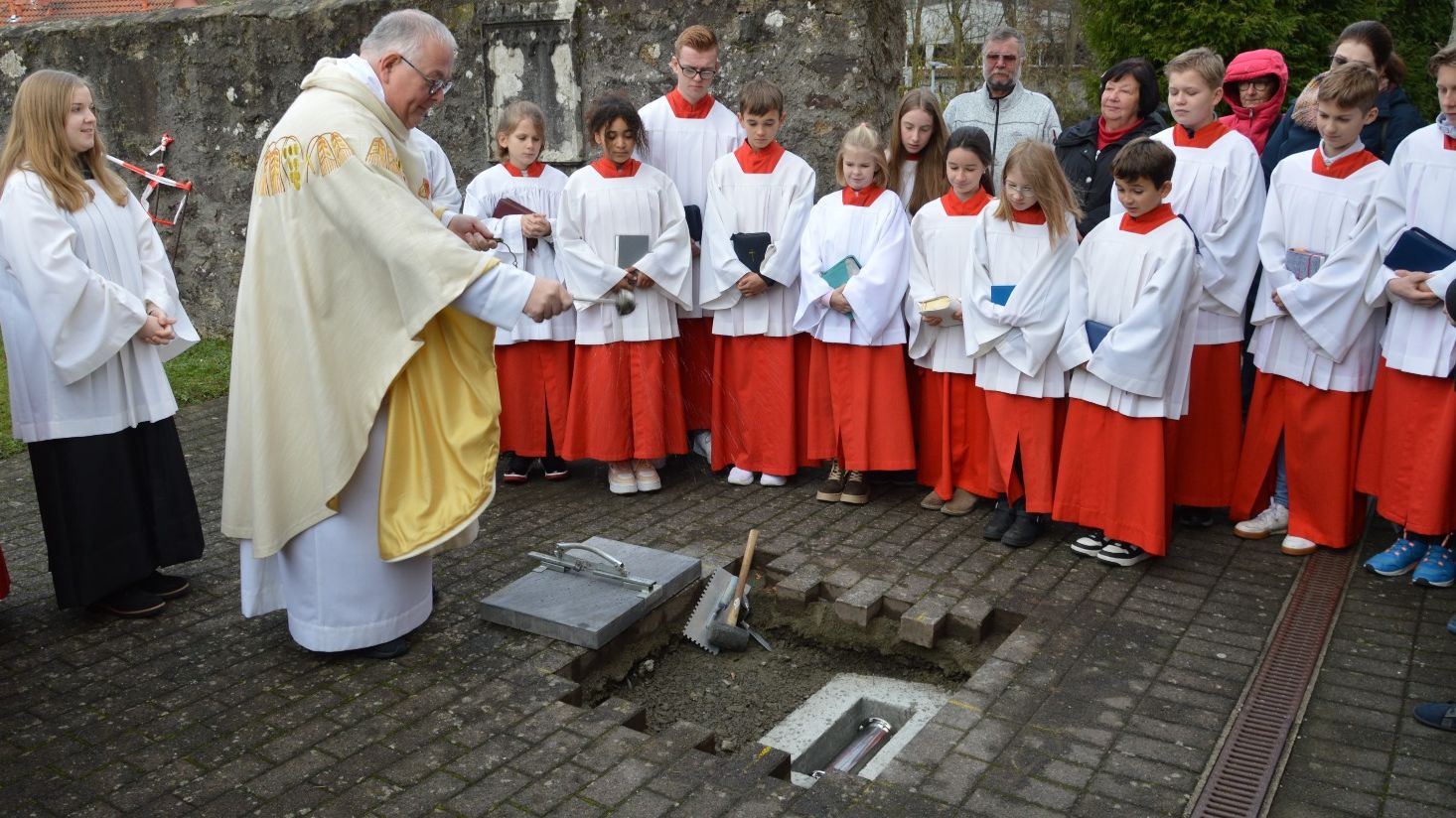 Versenken der Zeitkapsel zum Jubiläumsjahr